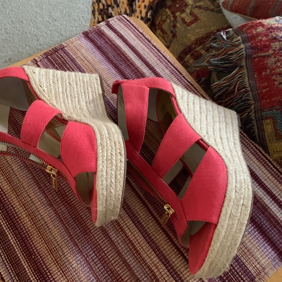 Classic authentic MICHAEL KORS Wedges. - Picture 5 of 7